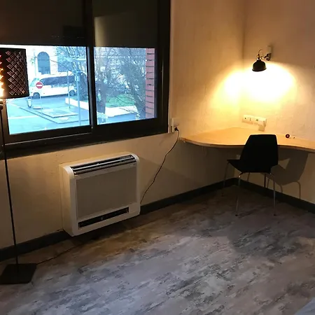 Studio Meuble - Face A La Gare מונטובן
